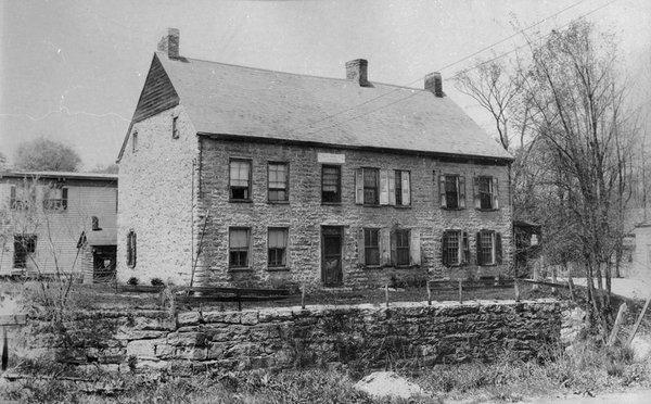 The DePuy Tavern c1910, with the now empty Canal bed in front.