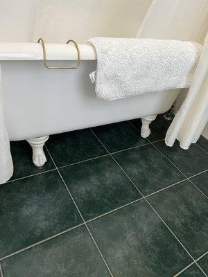 The footed bath tub