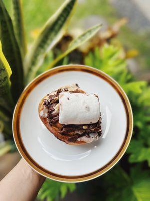 S'mores Cinnamon bun