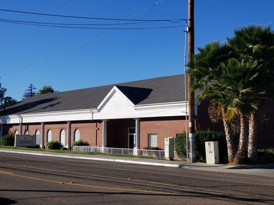 Here's the front of the Church... very pretty and clean!