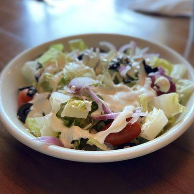 Garden salad had fresh, crispy lettuce, olives, tomatoes, red onions, and very good bleu cheese dressing.