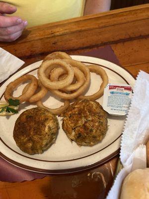 Crab cake dinner with onion rings.