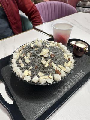 Black sesame bingsu no red bed, extra mochis, strawberries on the side