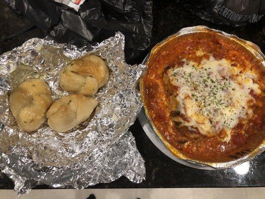 Beef lasagna. Comes with garlic knots. Huge portion. Yummy sauce.