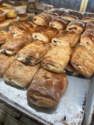 Pan dulce with cream cheese and blackberry filling