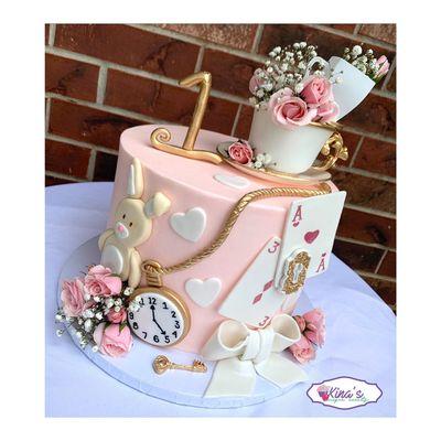 Alice and Wonderland is a classic and we love putting classic themes on our cakes!