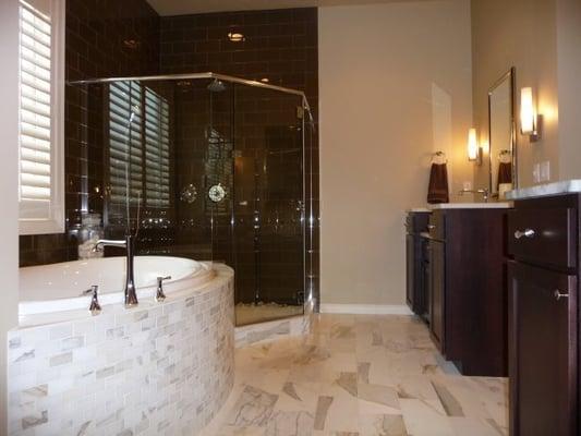 Glass Nook is proud to be your one-stop shop for shower doors and enclosures, bathroom mirrors, and hardware.