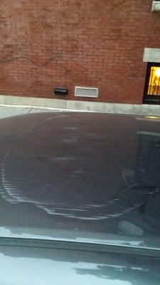 Symmetric mark on the roof that shoes that the car was pushed up against a flat surface (the roof of the garage due to lifting)