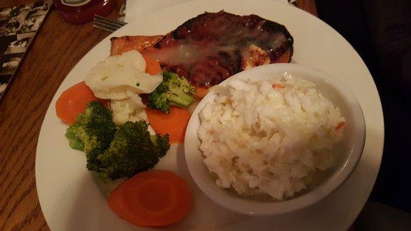 Salmon with mashed potatoes and vegetables