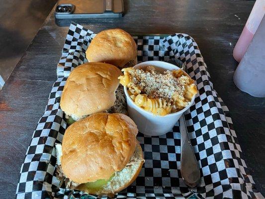 Pork sliders with Mac & cheese