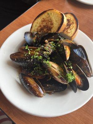 The Angry Mussels with Garlic Bread