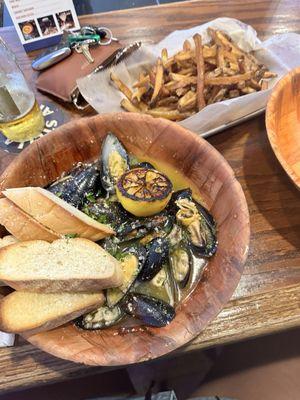 Mussels and fries