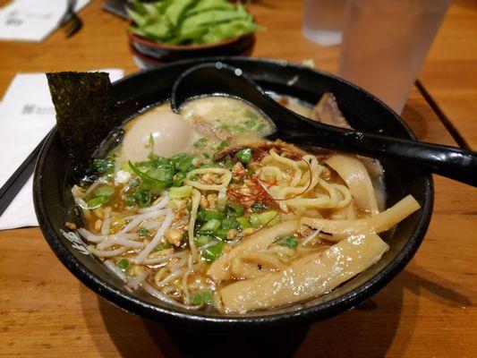 Garlic Tonkotsu Ramen || IG: @misspiggyeats