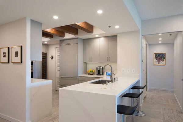 Contemporary kitchen with waterfall pennisula