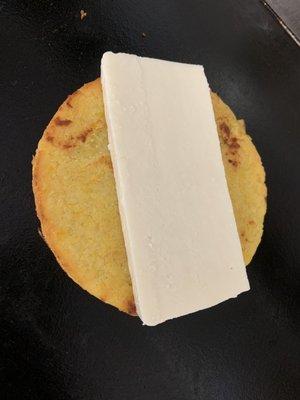 Arepas de chocolo con tajada de queso