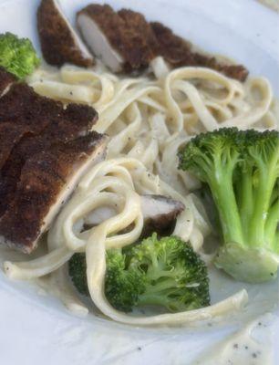 Fettuccine Alfredo with broccoli and chickens