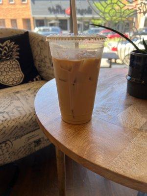 Iced café miel (oat milk, cinnamon, honey)