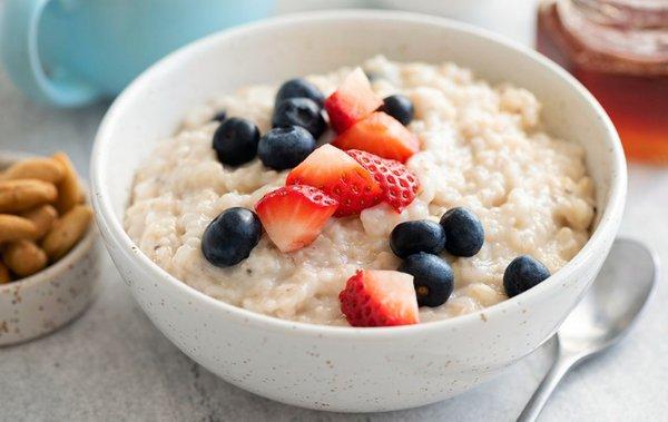 Oatmeal with fresh fruits