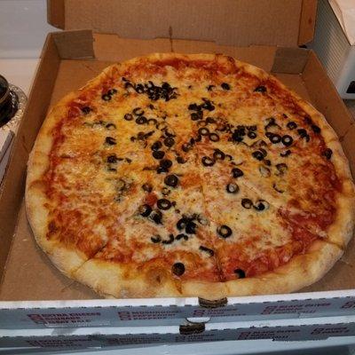 Lrg pie with olives