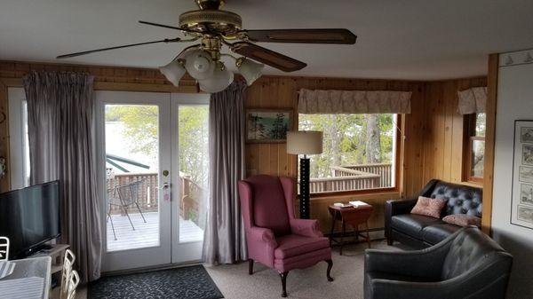 Sitting room, common area, TV viewing.