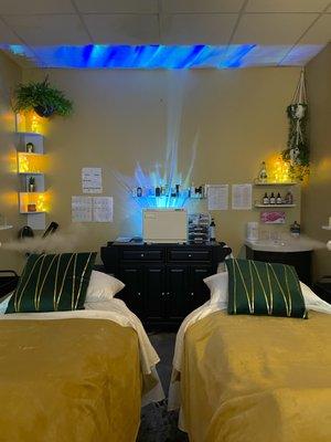 Friend's Facial Room 

Enjoy a luxurious and indulgent one hour experience for you and a guest.