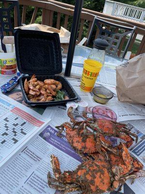 Steamed shrimp and crabs