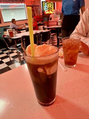 huge root beer float, iced tea with lemon, and a glimpse at the '50s diner decor