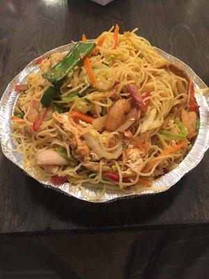 Singapore Pancit!!!!! Best item on menu!