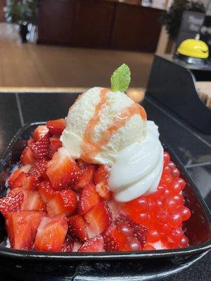 Strawberry snowbingsu