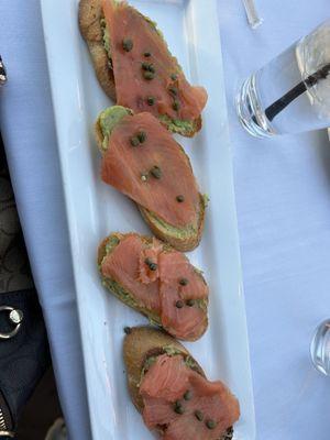 Crostini with avocado & salmon with capers