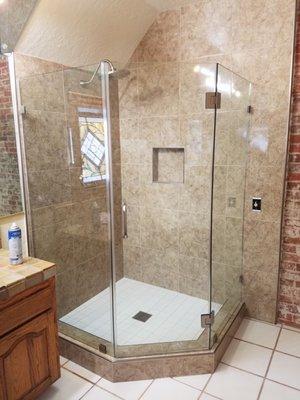 Frameless shower