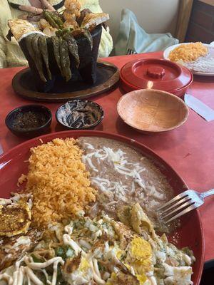 Chilaquiles con pollo y un molcajete