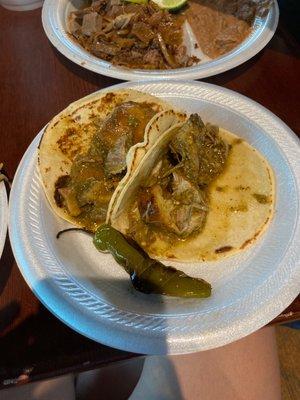 Tacos de chicharrón en chile verde!