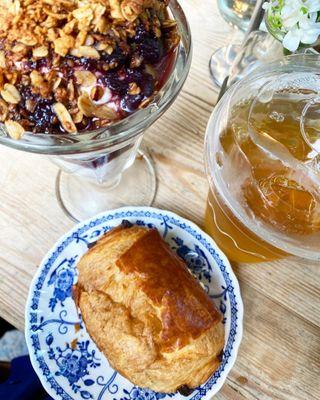 farmhouse granola parfait Iced Tea large