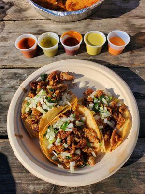 tacos de tripa y salsas