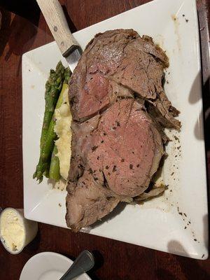 Prime rib with mashed potatoes and asparagus