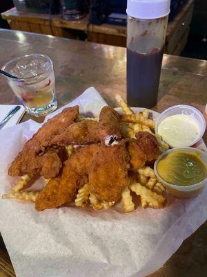 Chicken tender basket / amaretto sour