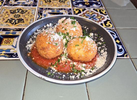 Appetizer- Arancini.. Nice flavor and texture.  The sauce was tasty. ( 8/10 )