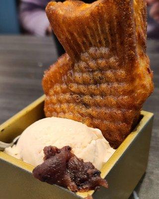 Ice cream with deep fried fish with red bean filling