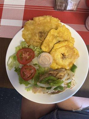 Pollo salteado, tostones, ensalada