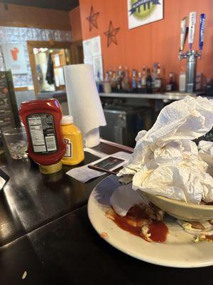 They don't have napkins available, my husband reached over the bar and grabbed a roll of napkins.