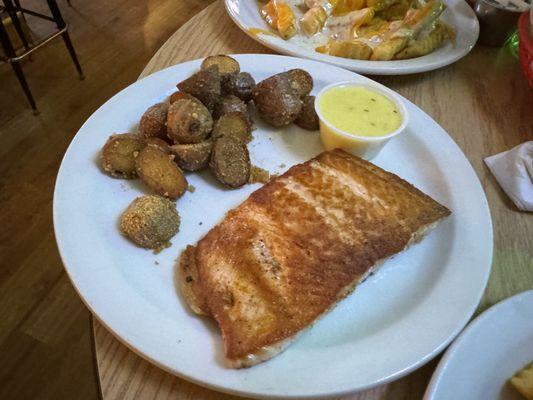 Blackened Salmon w/ Bernaise sauce and baby baked potatoes