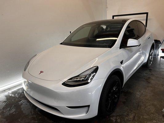 Tesla Model Y is now protected with Stek Full Front PPF badges were painted, front window tinted and also calipers were painted red