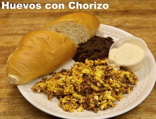 Huevos con chorizo, frijol, cream, y un pan francés