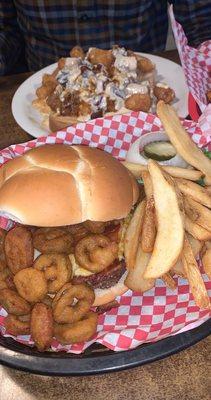 Jalapeño & pepper Jack burger and the horseshoe! Both delicious!