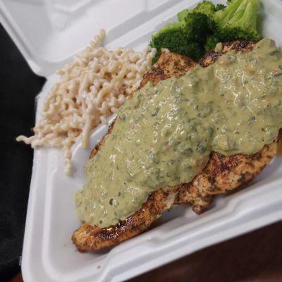 Pan seared chicken with a creamy spinach sundry tomato sauce with a side of creamy Parmesan dill pasta And broccoli