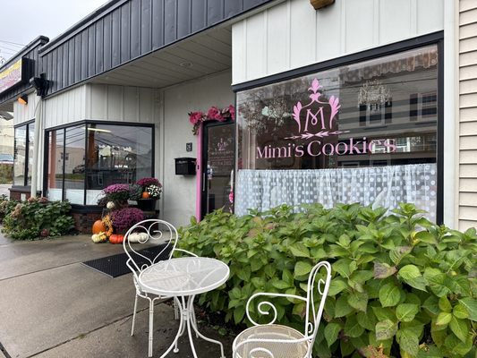 Front of shop with cute outdoor bistro set