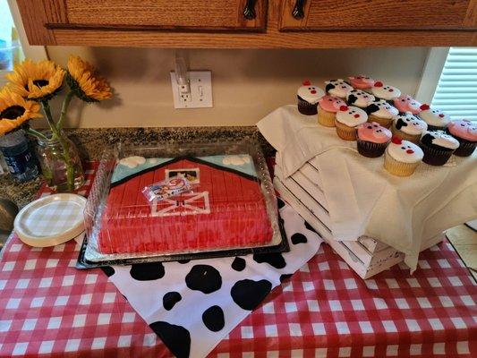 Barn cake and farm animal cupcakes