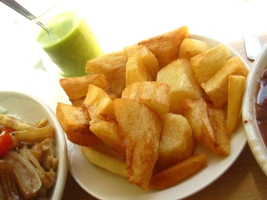 yuca frita (with awesome green salsa)