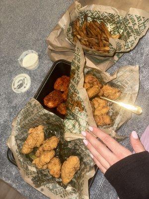 Boneless wings - Cajun, lemon pepper & Louisiana +++ WingStop ranch and fries